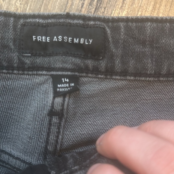 NWT Free Assembly 90s Cut Off Women’s 14 High Waisted Black Gray Shorts Raw Hem - Picture 2 of 6